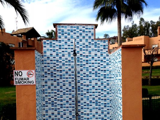 2017 nuevos azulejos para las duchas de la piscina